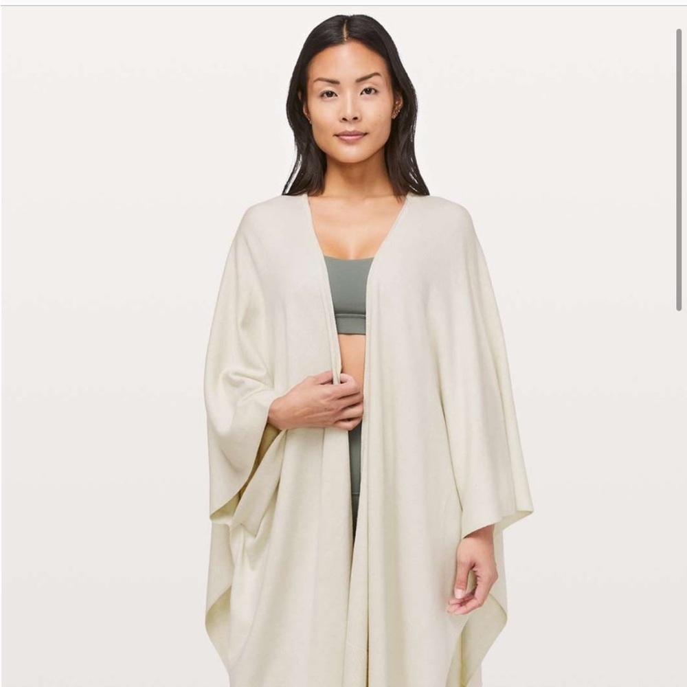 Lululemon Free To Coast Wrap
Heathered Dove Grey ONE SIZE , Like New